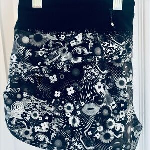 🎀 lululemon athletica Black and White Floral Speed Shorts🎀